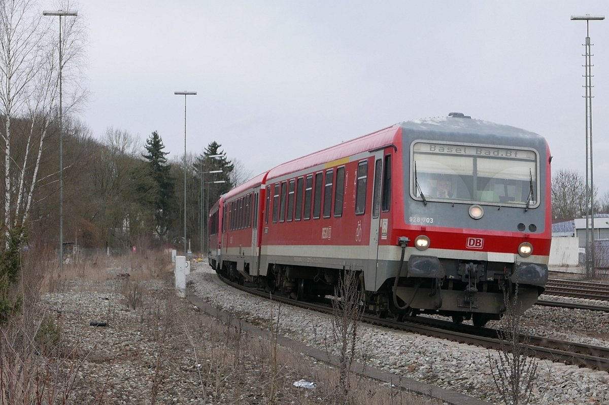 Zwei Triebwagen der Baureihe 628/928 fahren als IRE 69566 nicht wie auf der Zugzielanzeige aufgefhrt nach Basel Badischer Bahnhof sondern auf Grund von Gleisbauarbeiten nur bis nach Friedrichshafen. Aufnahme entstand am 08.03.2017 in Biberach (Ri).