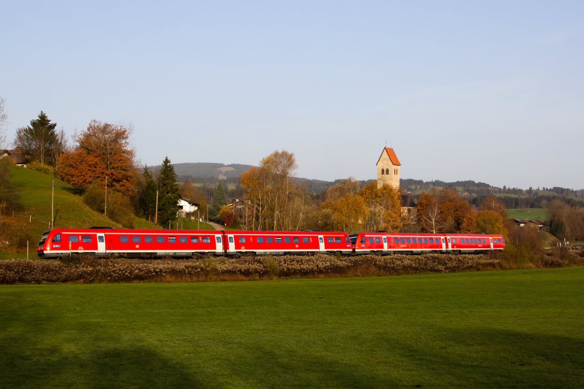 Zwei Triebwagen der Br 612 bei Stein/Immenstadt (Allgäu). 8.11.20
