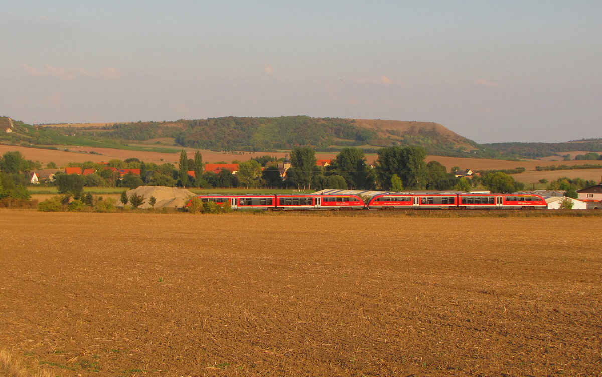 Zwei Triebwagen der BR 642 als RB 34886 von Naumburg (S) Ost nach Nebra, am 10.09.2016 auf der Unstrutbahn bei Laucha (U).