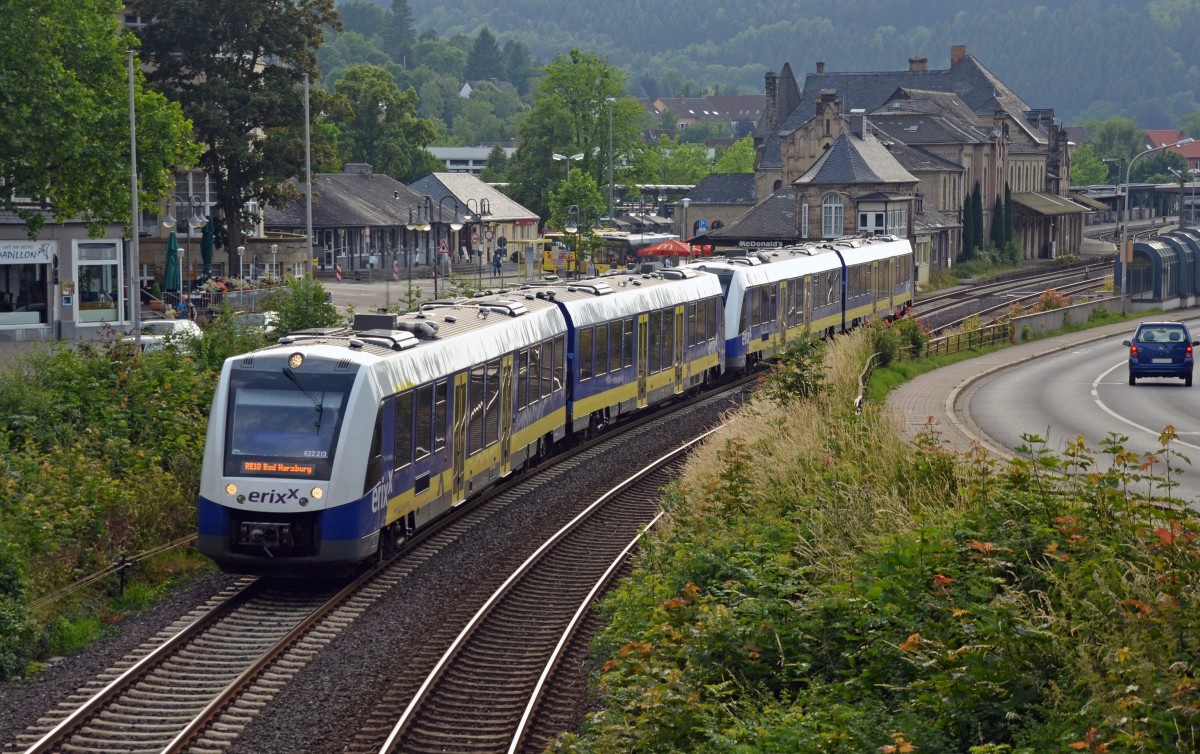 Zwei Triebwagen des Erixx haben als RE von Hannover kommend soeben den Bahnhof Goslar verlassen und setzen nun ihre Fahrt nach Bad Harzburg fort.