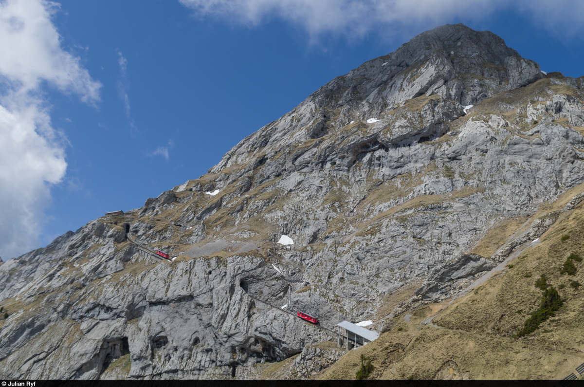 Zwei Triebwagen der Pilatusbahn fahren am 10. Mai 2015 in der Eselwand bergwärts.
