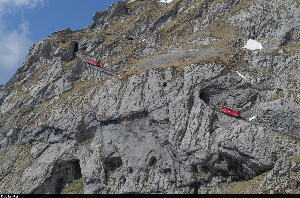 Zwei Triebwagen der Pilatusbahn fahren am 10. Mai 2015 in der Eselwand bergwärts