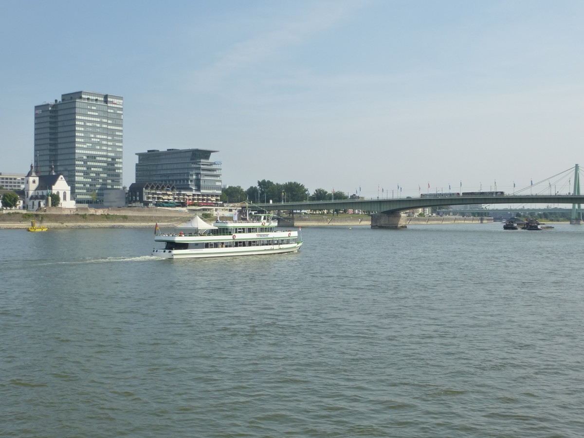 Zwei Triebzge der Stadtbahn Kln fahren hier am 22.08.2013 auf der Deutzer Brcke in Kln.
Das Haus hinter dem Schiff ist doch kein Kranhaus, oder??