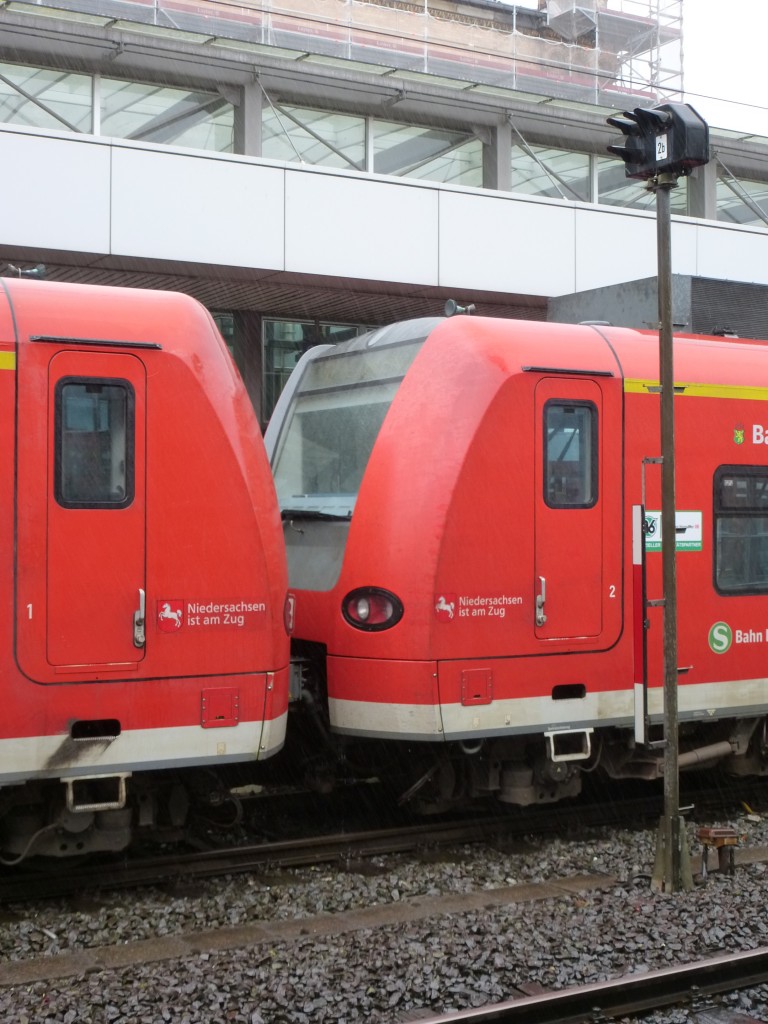 Zwei Triebzge der Baureihe 424 der S-Bahn Hannover stehen hier gekuppelt im Hauptbahnhof von Hannover, 19.08.2013.