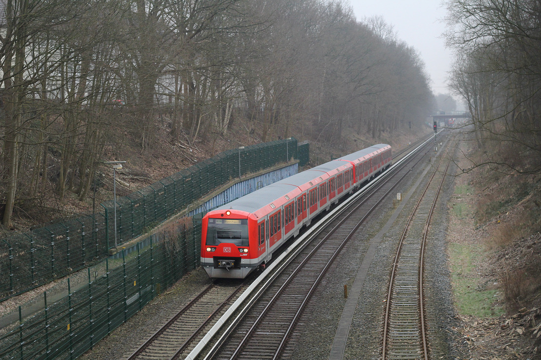 Zwei Triebzüge der Baureihe 474 (Nummern unbekannt) zwischen Hamburg Rübenkamp und Hamburg-Ohlsdorf.
Aufnahmedatum: 29. Februar 2016