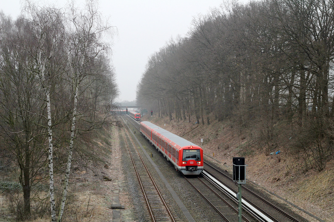 Zwei Triebzüge der Baureihe 474 (Nummern unbekannt) zwischen Hamburg-Ohlsdorf und Hamburg Rübenkamp. Aufnahmedatum: 29. Februar 2016