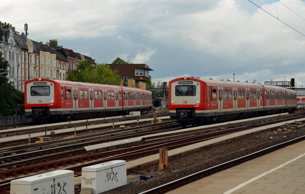 Zwei Triebzüge der BR 472 ereichen am 01.07.14 den S-Bahnhof Altona. 
