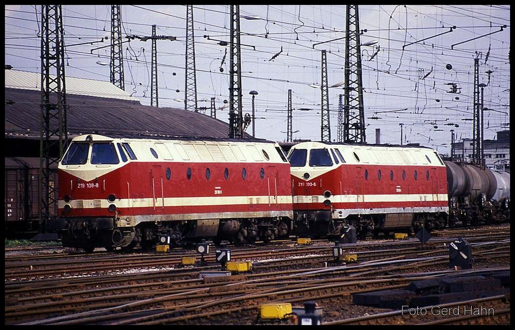 Zwei U-Boote am BW Leipzig Hauptbahnhof am 26.4.1992: Vorne 219108 und dahinter 219190. Man beachte die unterschiedliche Frontgestaltung!