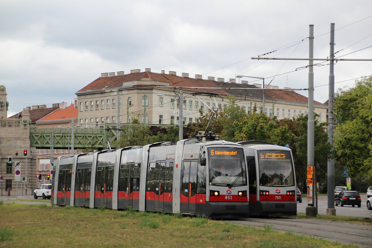 Zwei ULF's der Wiener Linien kurz vor der Station Margaretengürtel.