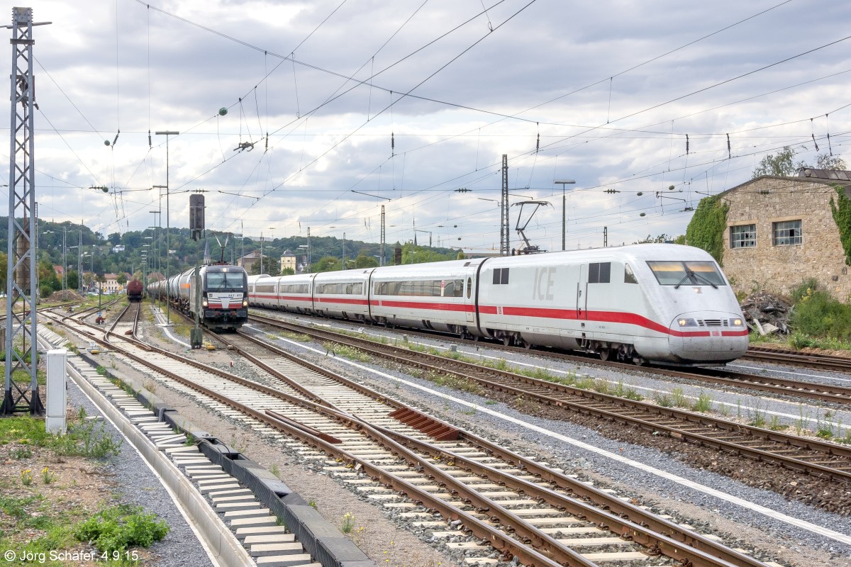 Zwei Umleiterzüge in Ochsenfurt: X4E-872 wurde am 4.9.15 in Ochsenfurt von einem ICE nach München überholt. 