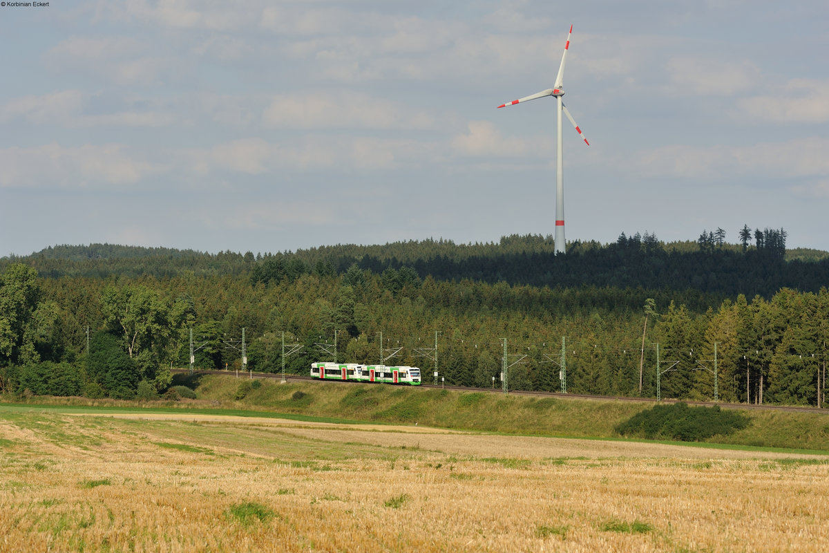 Zwei unbekannt gebliebene 650er der Erfurter Bahn als EBx81021 von Leipzig nach Hof bei Unterhartsmannsreuth, 16.08.2016