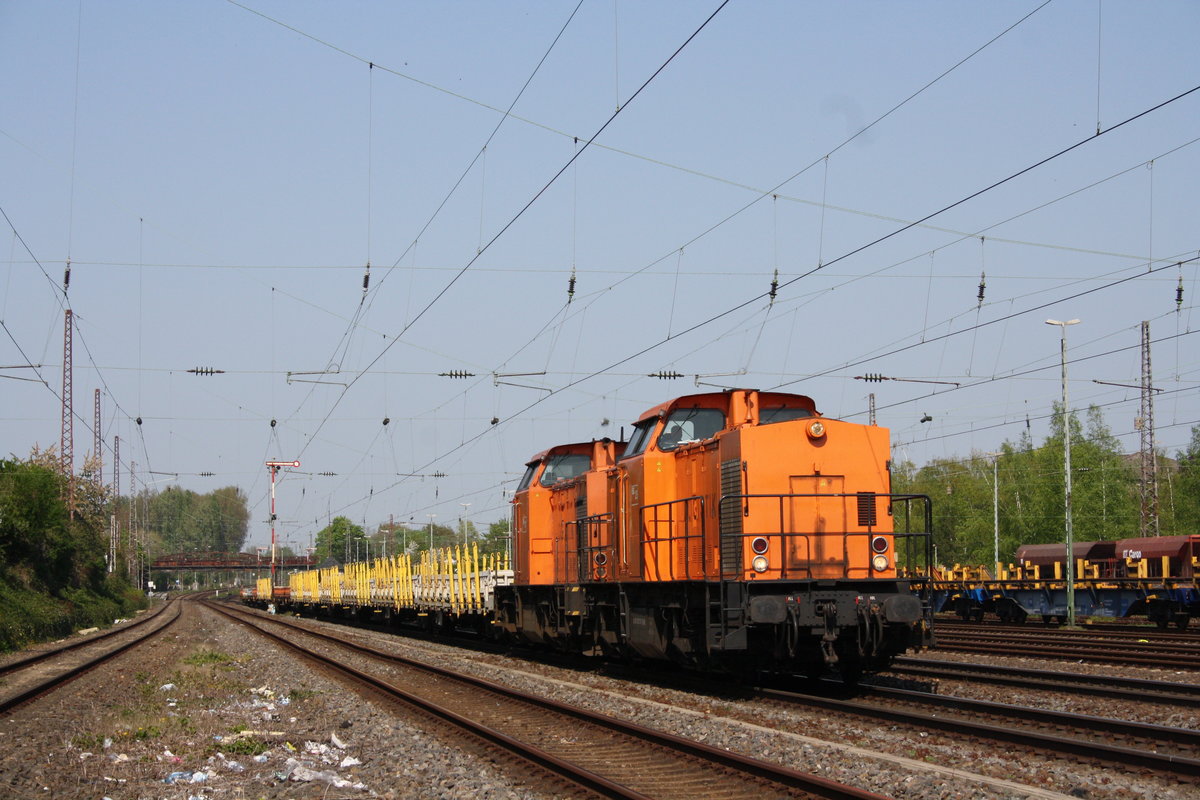Zwei unbekannt gebliebene V100 Ost fuhren vor etwas über einem Jahr durch Düsseldorf Rath richtung Köln.
