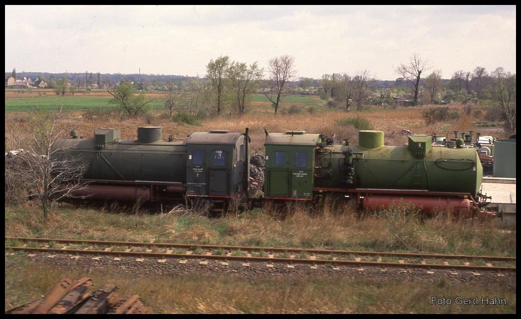 Zwei unbekannt Thermo Buddel entdeckte ich aus dem fahrenden Zug heraus am 26.4.1992 an der Strecke bei Schkeuditz.