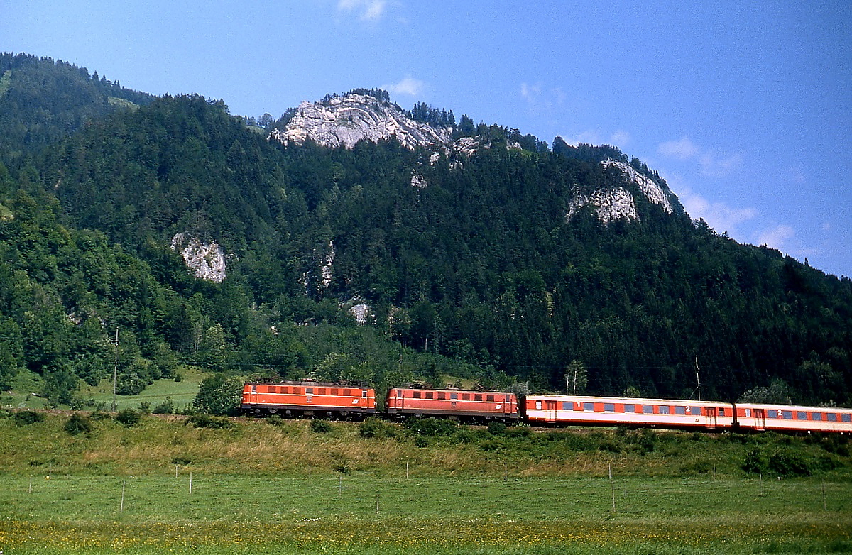 Zwei unbekannte 1141 haben vor kurzem Stainach-Irdning verlassen und sind auf der Salzkammergutbahn Richtung Pürgg unterwegs (September 1989)