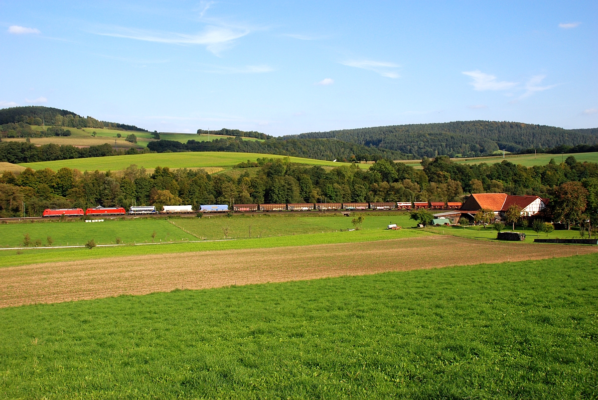 Zwei unbekannte 152 in Doppeltraktion vor Güterzug in Richtung Norden bei Herrmannspiegel (22.9.2017)
