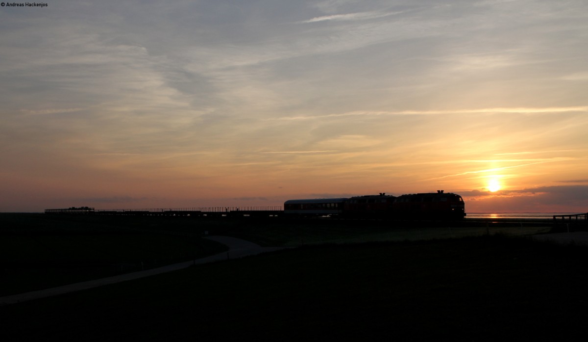 Zwei unbekannte 218ern mit dem AS 1465 (Westerland(Sylt)- Niebüll) am Hindenburgdmm 28.5.14