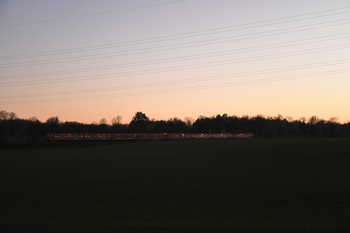 Zwei unbekannte 425ziger eilen als RE8 von Koblenz kommend gen Mönchengladbach.
Im letzten Abendlicht des 16.11.2018 ist der Zug noch gerade so bei Gierath zu erkennen.