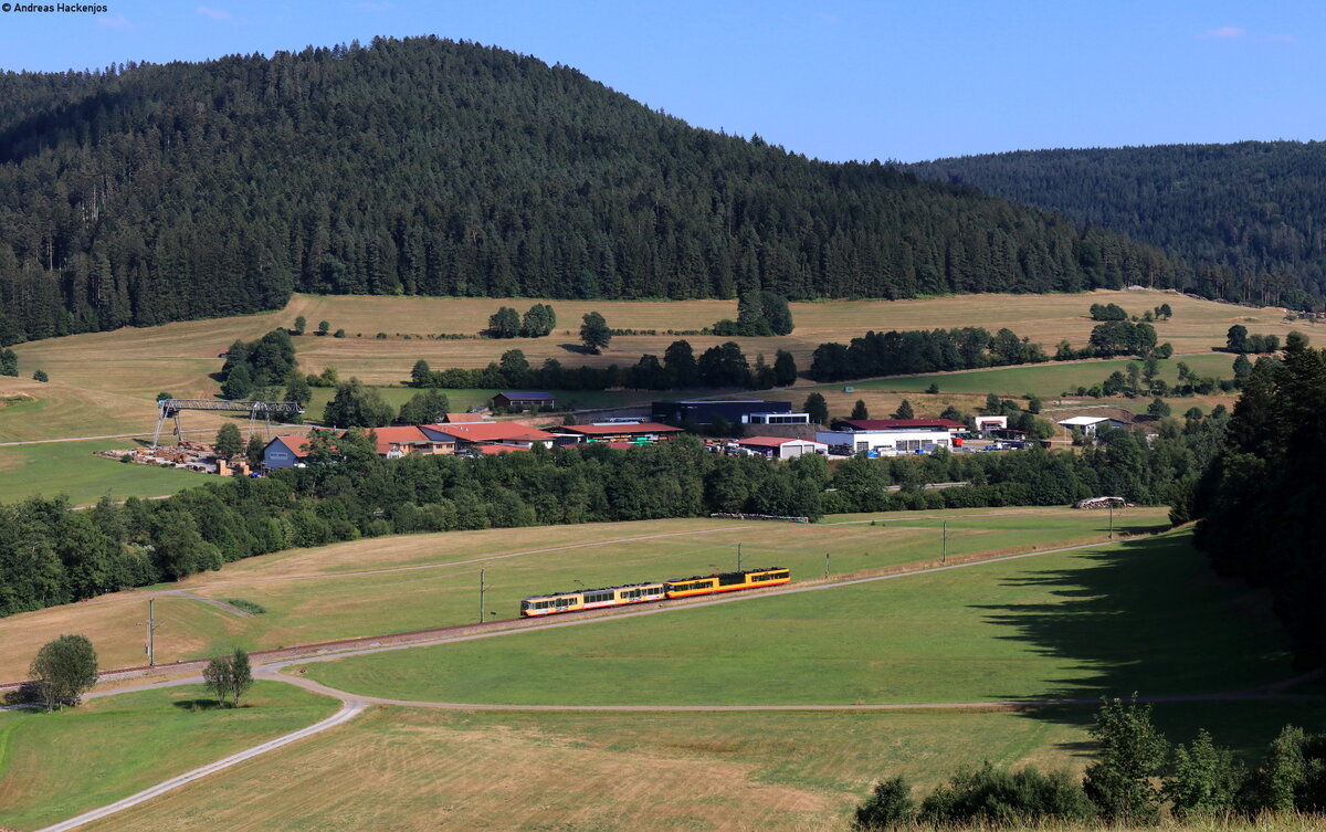 Zwei unbekannte AVG Stadtbahnen als S 85527 (Bondorf (b.Herrenberg) - Tullastraße Verkehrsbetriebe) bei Röt 24.7.22