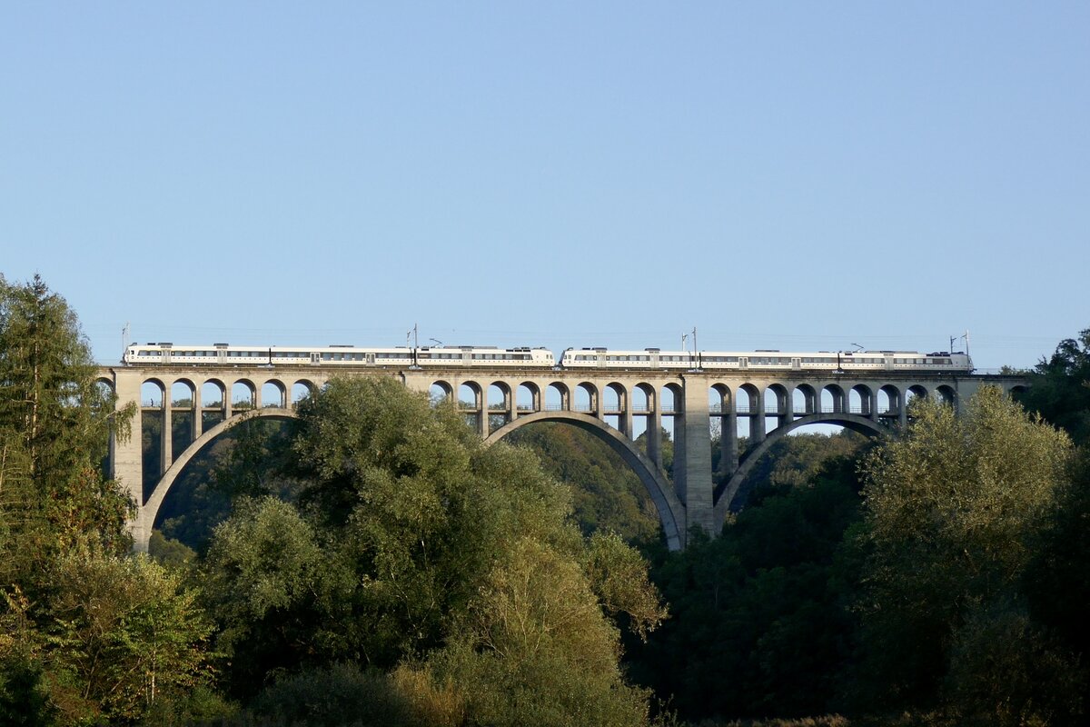 Zwei unbekannte Dominos der TPF am 26.9.23 auf dem Grandfey-Viadukt unterwegs nach Bern.