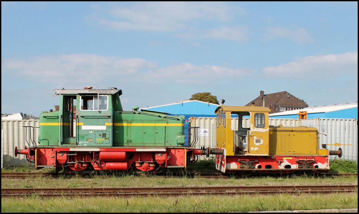 Zwei Unbekannte Kleindieselloks von O&K sowie von Deutz sind auf den Privatgleisen der Interseroh Jade Stahl GmbH mit Rangierarbeiten beschäftigt. 03/09/2014 Wilhelmshaven