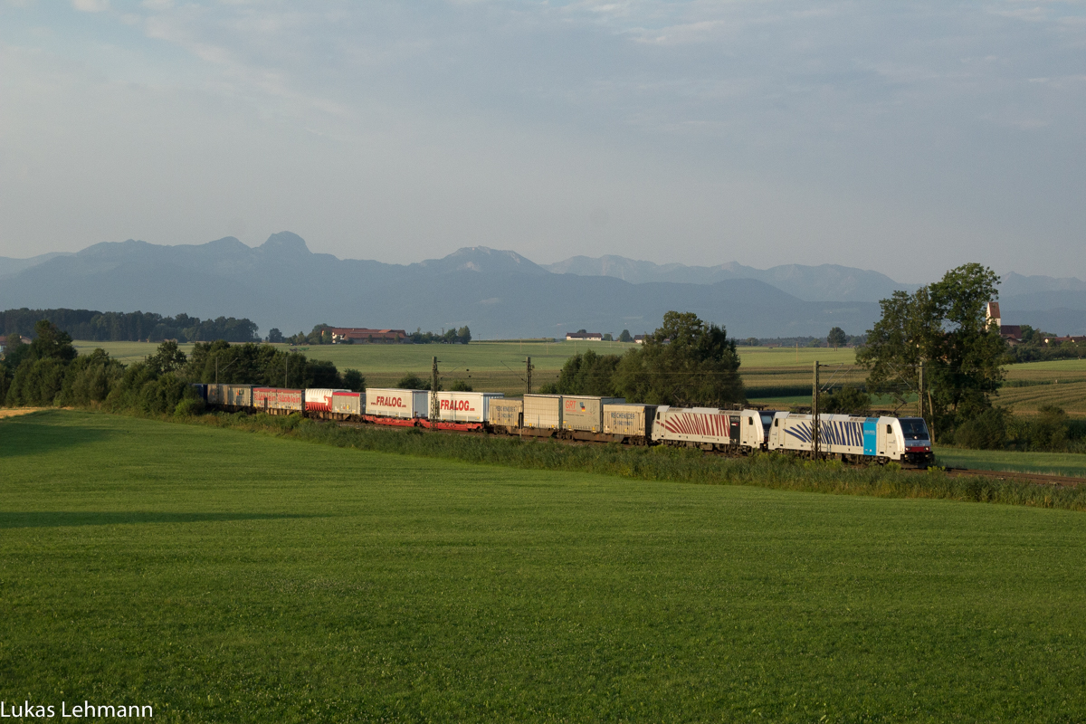 Zwei unbekannte Loks von Lokomotion ziehen einen KLV-Zug in Richtung München, 08.08.2015