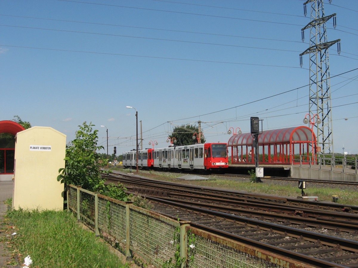 Zwei unbekannte Wagen aus der Serie 2200 konnten am 16.8.13 unterwegs als Linie 18 nach Brhl an der Haltestelle Fischenich bildlich festgehalten werden.