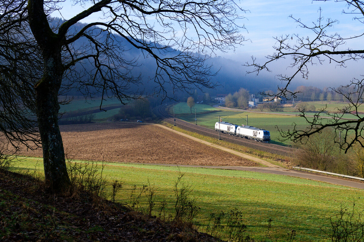 Zwei unerkannt gebliebene Vetreter der Baureihe 248 von Siemens als Lz bei Breitenfurt Richtung Treuchtlingen, 20.02.2021