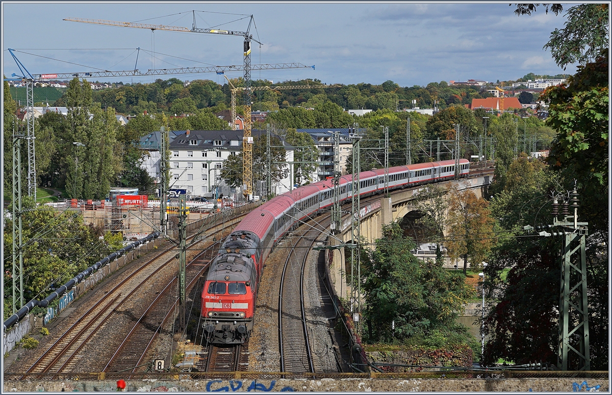Zwei V 218 mit der Spitzenlok 218 343-2 erreichen mit ihrem IC Innsbruck - Münster in Kürze Stuttgart Hbf und überqueren zwischen Bad Cannstadt und Stuttgart auf der Rosensteinbrücke den Neckar.
4. Okt. 2017