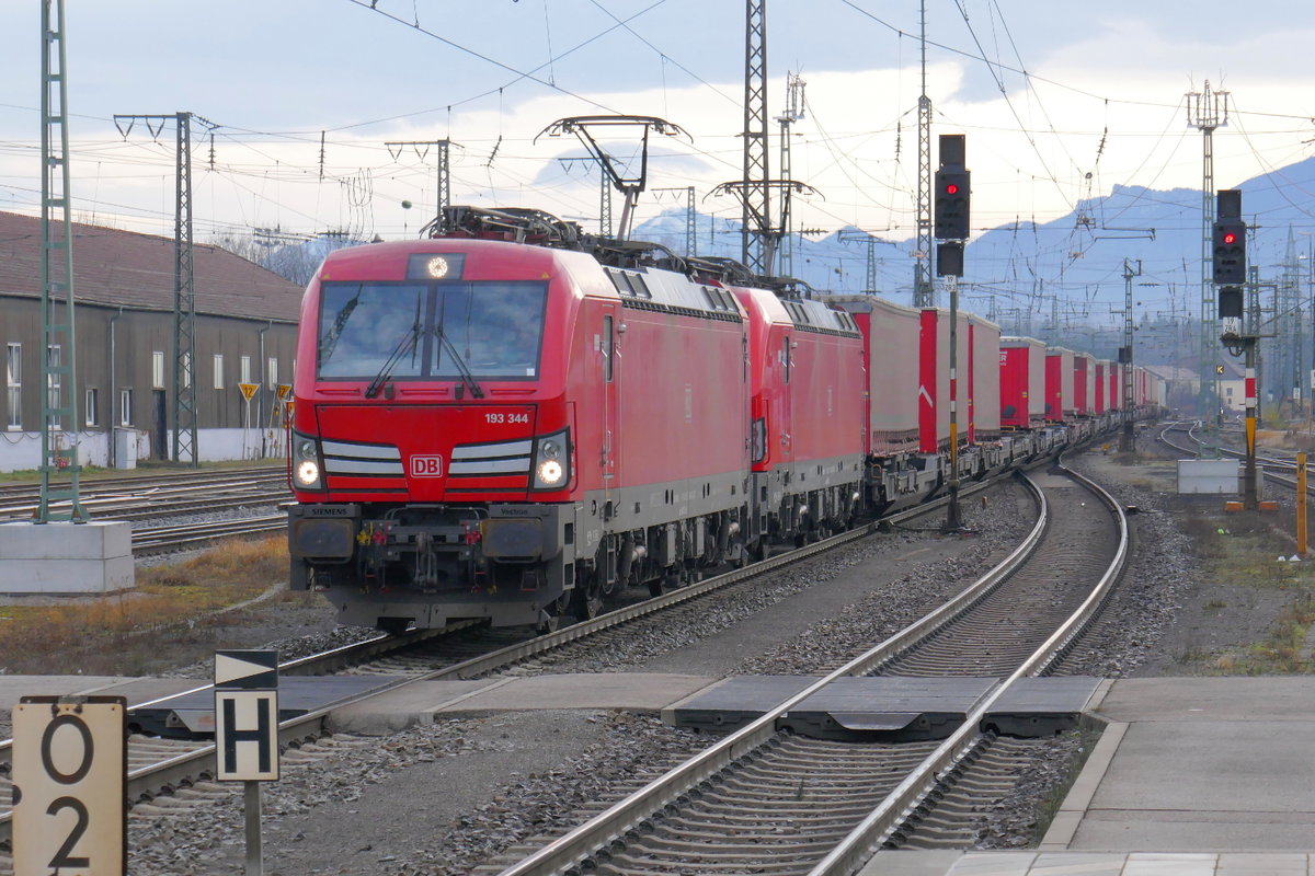 Zwei Vectron der DB AG, 193 344 und 193 308, durchfahren auf ihrer langen Reise von Italien nach Norddeutschland den Bahnhof von Rosenheim. 19. Dezember 2019.