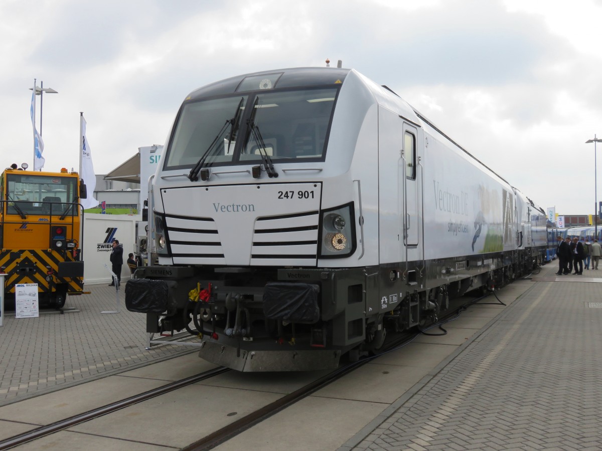 Zwei Vectron Lokomotiven von Siemens am 25.09.2014 auf der Innotrans in Berlin 