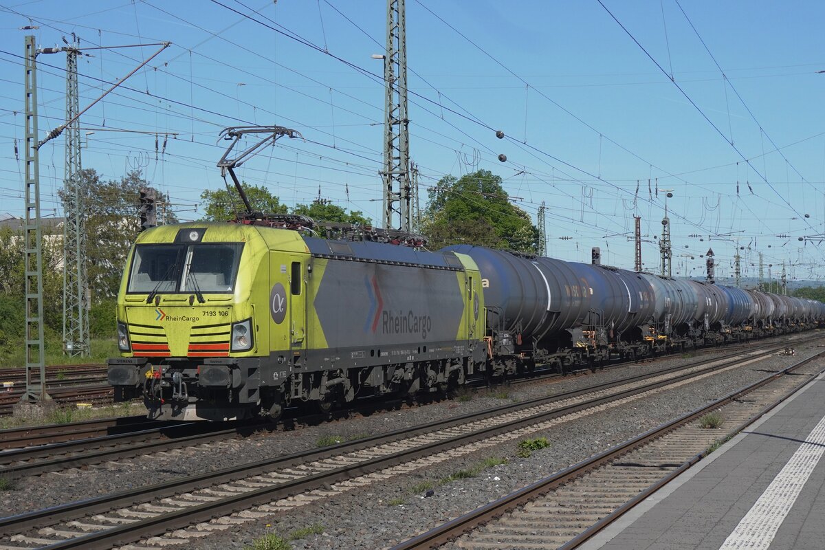 Zwei Vectronen 193 106 und ein Betrieber: RheinCargo hat es geschafft mit der 6 193 106 (ex-KRE; Werbelok) und mit der bei Alpha Trains gemietete 7 193 106, am diesen Bild mit Kesselzug durch Neuwied richtung K�ln fahrend am 30 April 2026.