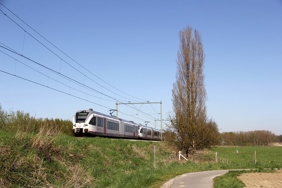 Zwei Veolios-Triebzüge (Nummern unbekannt) der Veolia Transport unterwegs als 32056 Kerkrade Centrum - Maastricht Randwyck. Fotografiert am 20. April 2016 am Südrand von Heerlen.