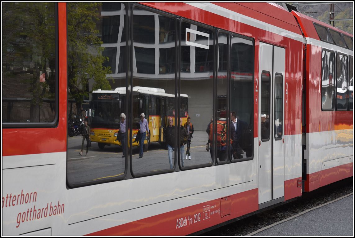 Zwei Verkehrsträger im ÖV, die sich perfekt ergänzen, Eisenbahn und Postauto. Brig Bahnhofplatz (10.04.2019)