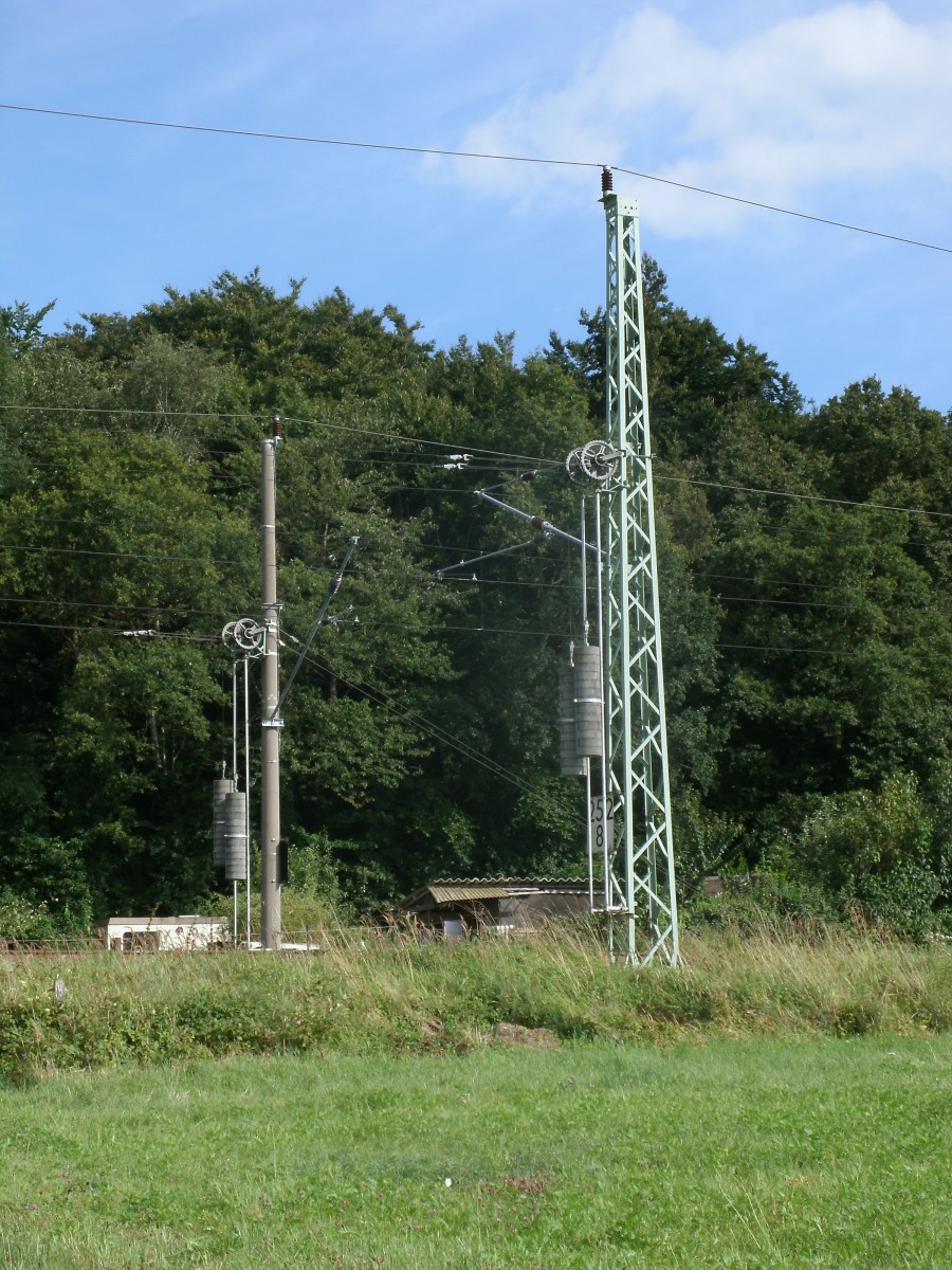 Zwei verschiedene Abspannmasten bei Bergen/Rgen am 15.August 2013.