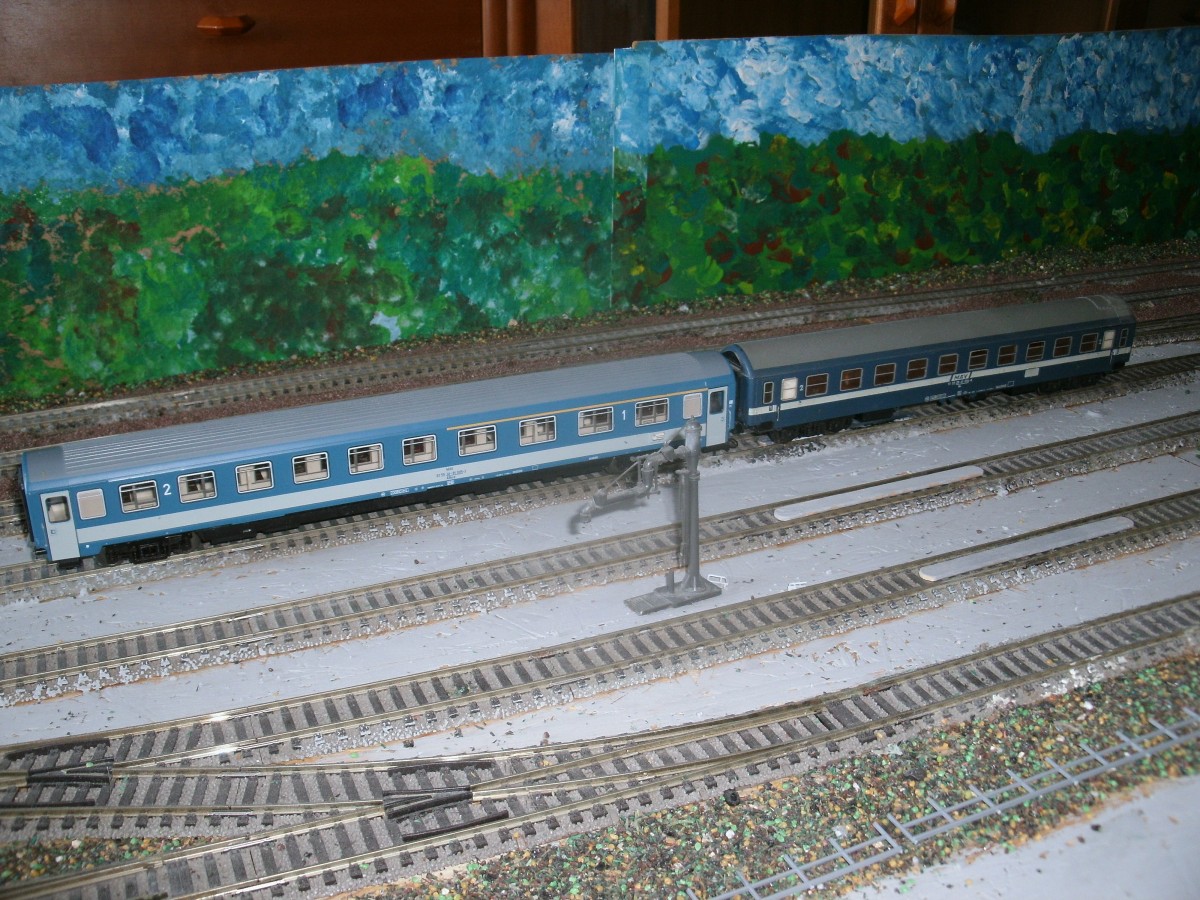 Zwei verschiedene MAV-Wagen in H0:Links der MAV-Wagen von Roco und rechts das Modell aus der DDR-Produktion vom Hersteller:Schicht.