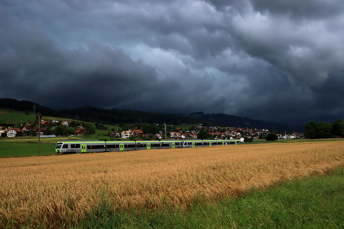 Zwei vierteilige NINA-Züge der BLS unterwegs zwischen Thurnen und Burgistein; Burgistein ist heute Endstation. Der vordere Zug kommt als S44 von Sumiswald im Emmental, der hintere von Solothurn; in Burgdorf werden die beiden NINA zusammengeführt. 29.Juni 2021  