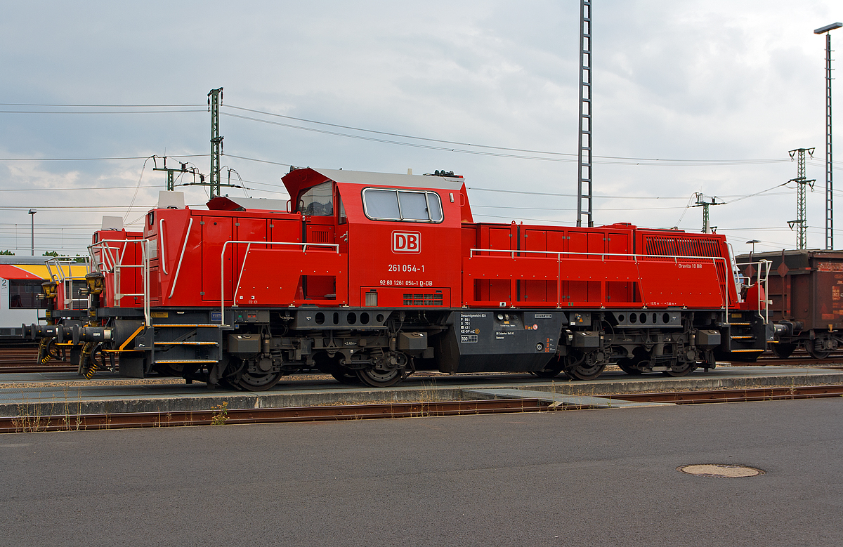 
Zwei Voith Gravita 10 BB, 261 054-1 und dahinter die 261 051-7der DB Schenker Rail abgestellt am 02.08.2014 beim Bahnhof Montabaur.  Beide Voith Gravita 10 BB wurden 2011 gebaut.
