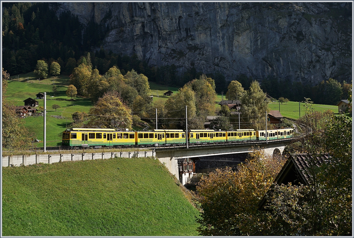 Zwei WAB Doppeltriebwagen BDeh 4/8 mit einem Steuerwagen am Zugschluss erreichen in Kürze ihr Ziel Lauterbrunnen. 

16. Okt. 2018