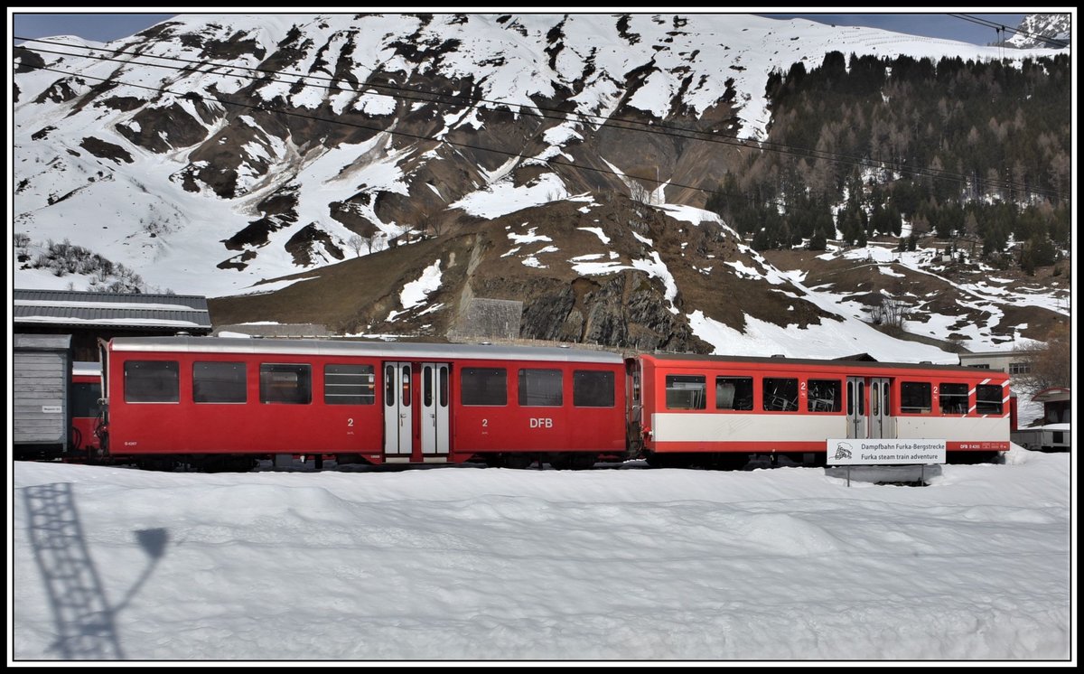Zwei Wagen der Dampfbahn Furka Bergstrecke verharren noch im Winterschlaf in Realp. (16.04.2019)