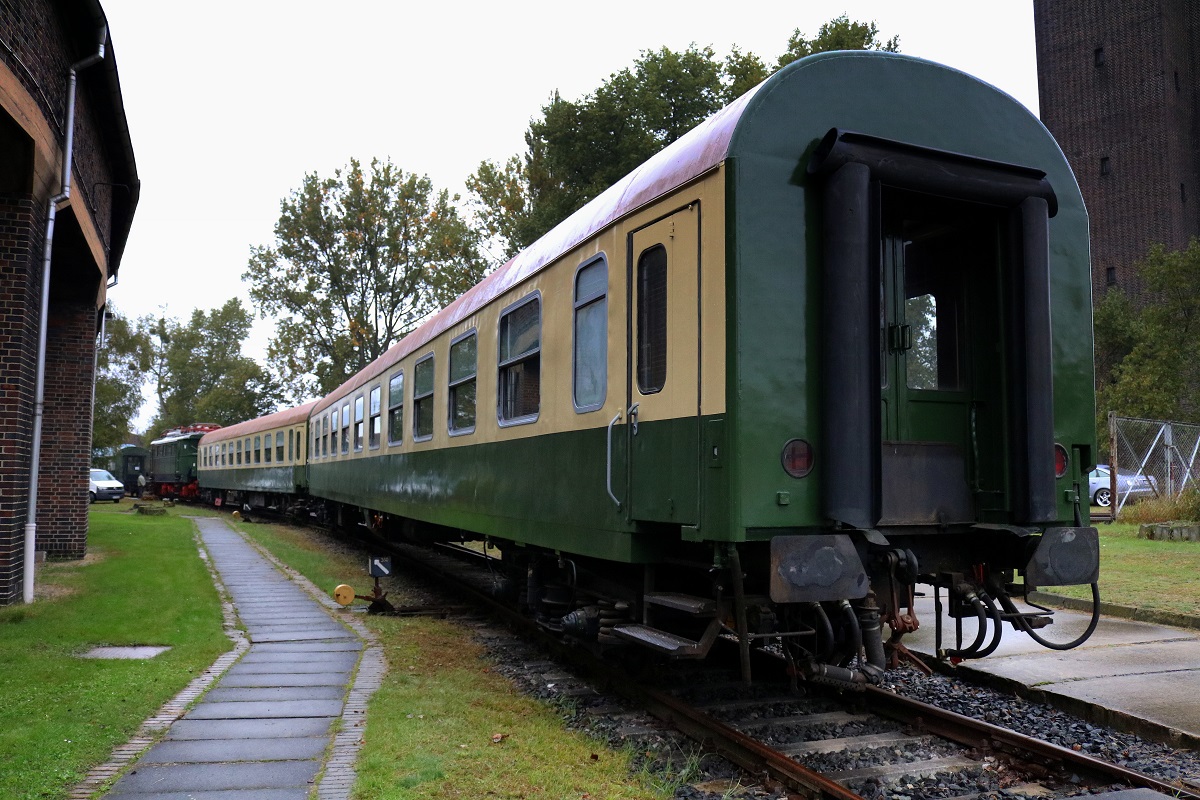 Zwei Wagen der Gattung Bomz (UIC-Z-Wagen der DR) stehen im ehemaligen Bw Lutherstadt Wittenberg anlässlich der jährlichen Bahnaktionstage. [24.9.2017 | 12:10 Uhr]