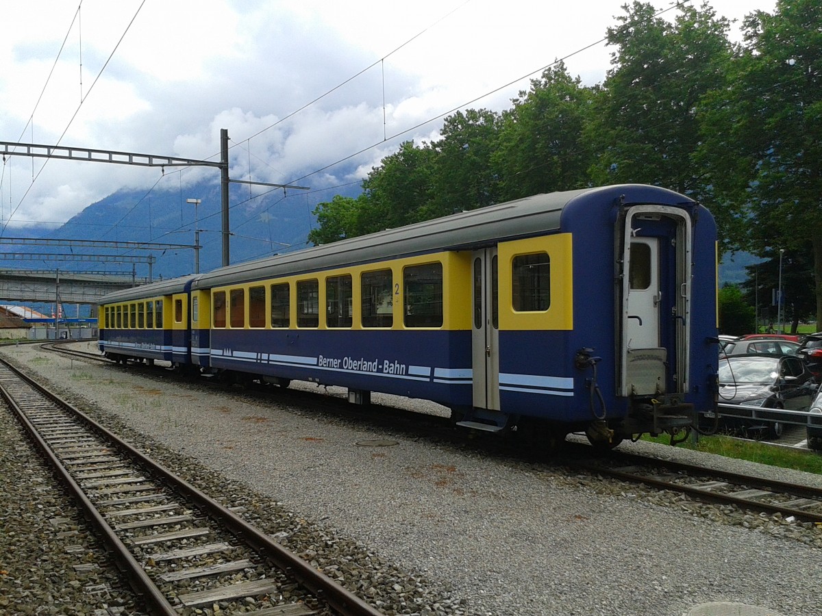 Zwei Wagons der BOB am 23.7.2015 auf einem Abstellgleis im Bahnhof Interlaken Ost.