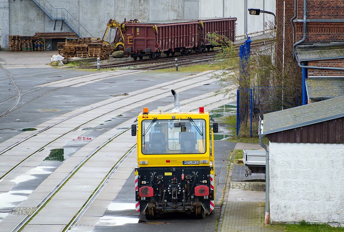 Zwei-Wege-Zugmaschine ZWR 140 DH von Windhoff im Seehafen von Stralsund ausgegleist und profilfrei abgestellt. - 09.12.2018
