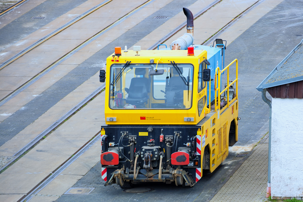 Zwei-Wege-Zugmaschine ZWR 140 DH von Windhoff im Seehafen von Stralsund ausgegleist und profilfrei abgestellt. - 13.04.2016
