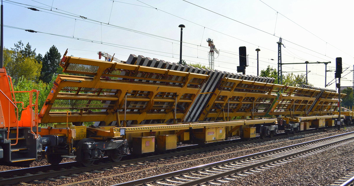 Zwei Weichentransportwagen vom Hersteller MATISA der DB Bahnbau Gruppe am Haken von der northrail Voith Gravita 15L BB (NVR:  92 80 1265 302-0 D-NRAIL )  am 17.09.20 Durchfahrt Bf. Flughafen Berlin Schönefeld.