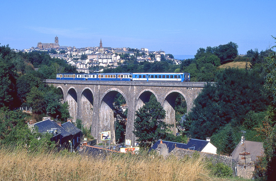 Zwei x2800 und ein Beiwagen erreichen aus Albi kommend Rodez, 29.08.1998, Zug 98998.