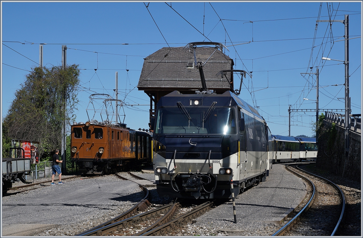 Zwei ziemlich unterschiedliche Ge 4/4 in Chamby: Links die Bernina Bahn Ge 4/4 181 der Blonay-Chamby Bahn und rechts die Ge 4/4 8004 der MOB. 
(Hinweis zum Fotostandort: das Bild entstand auf dem Strassen-Bahn Übergang bei geöffneten Schranken) 

8. Juni 2019