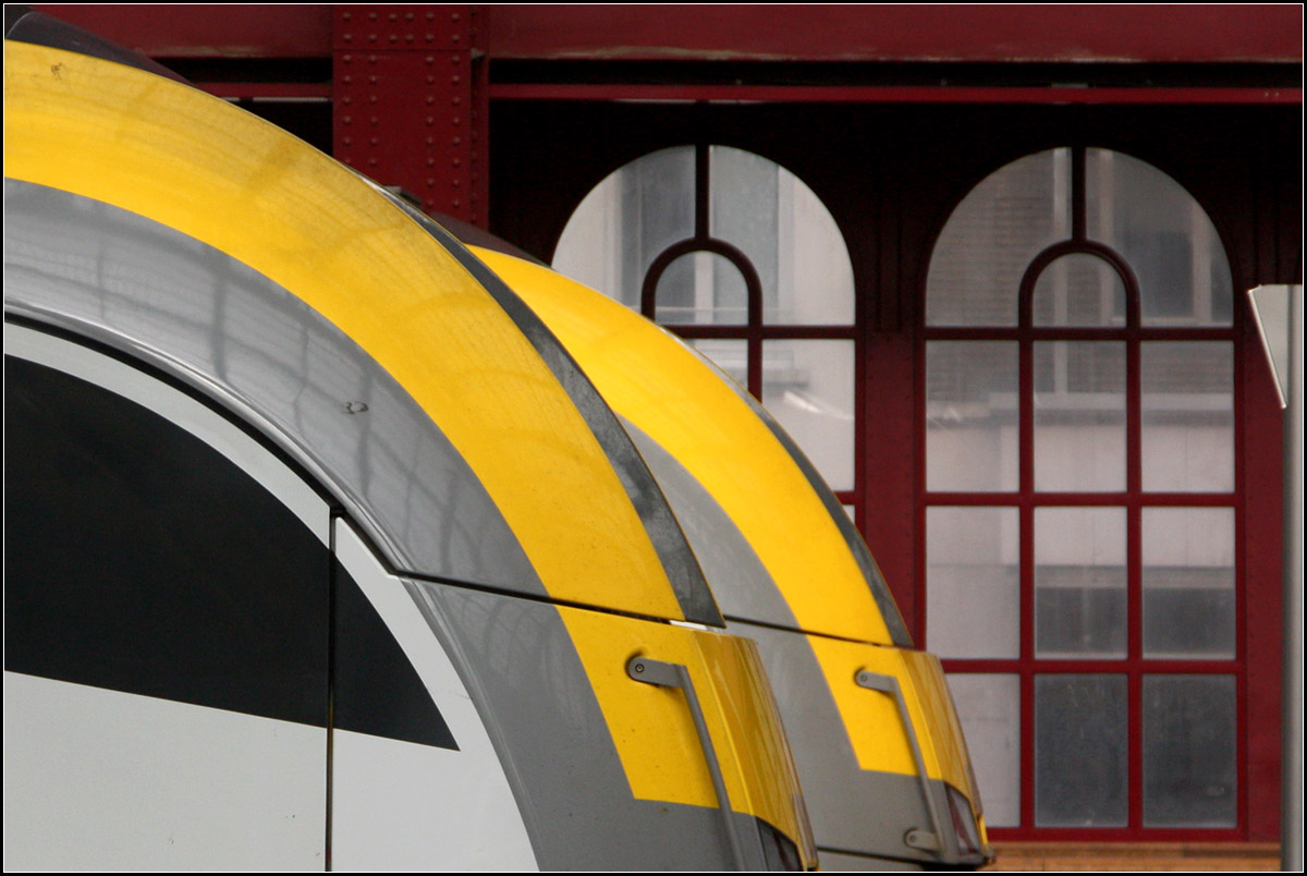 Zwei Züge / zwei Fenster -

Zwei Triebzüge vom Typ AM 08 in Antwerpen Centraal. Einem Bahnstreik waren die Aufnahmen an diesem Tag zu verdanken.

24.06.2016 (M)