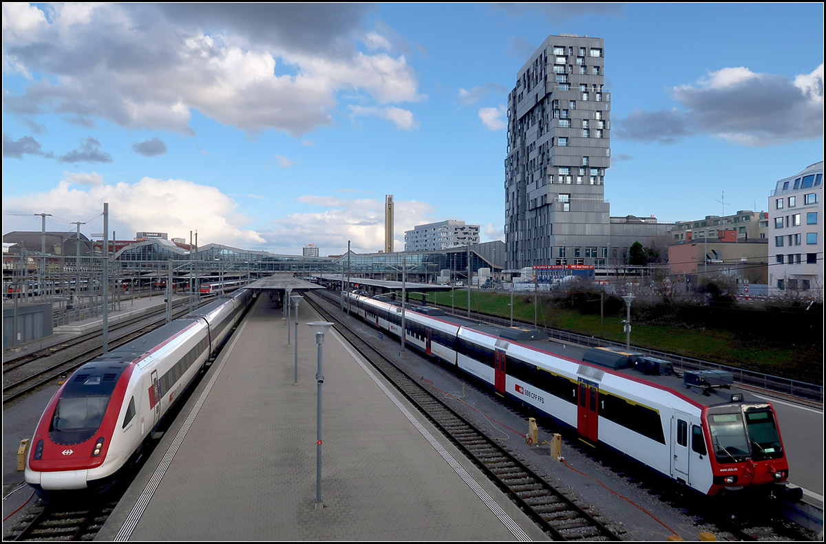 Zwei Züge im Bahnhof stehend -

Bahnhof Basel SBB.

08.03.2019 (M)