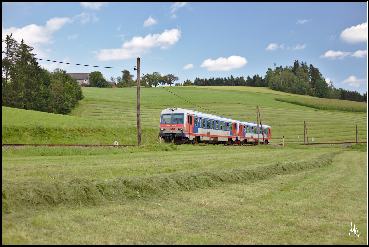 Zwei Züge der Baureihe 5047 (.070 vorne, .065. hinten) kurz bevor sie die Haltestelle Kleinzell im Mühlkreis erreichen. (07.08.2016)
