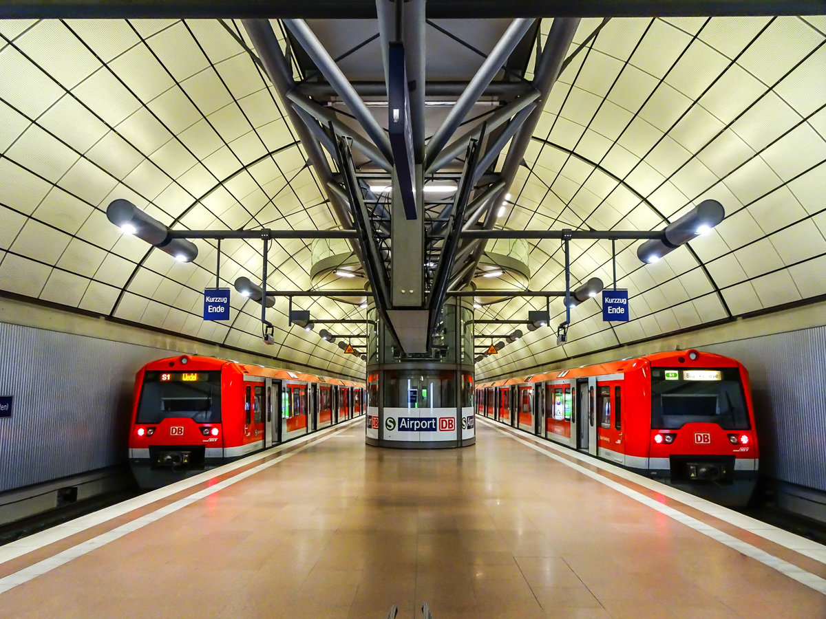 Zwei Züge der BR 474 der S-Bahn Hamburg stehen als S1 nach Wedel und Blankenese in Hamburg Airport, 11.12.2018.